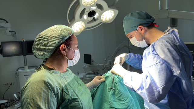 Göğüs ağrısı sandığı milyonda 7 kişide görülen omurilik tümöründen 6 saatte kurtuldu