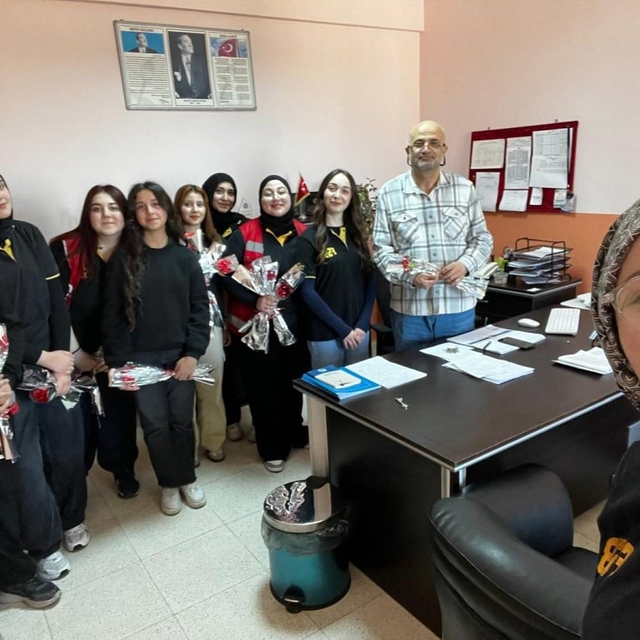 Sinop'ta öğrencilerden öğretmenlere çiçek