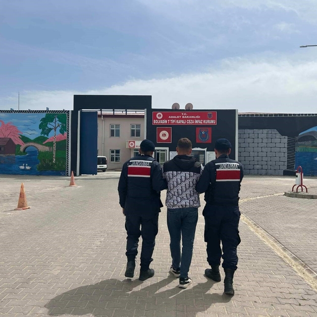 Jandarma çeşitli suçlardan aranan 45 kişiyi yakaladı