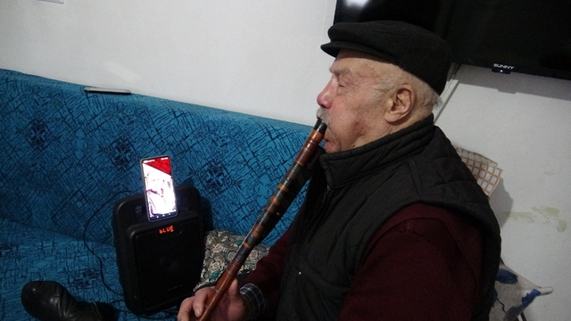 Tokatlı Keleş dayıdan online kaval resitali
Telefonla kendisini arayan vatandaşlara kaval çalan Şahin hem gurbet hasretini dindiriyor hem de yöresel ezgilerin yaşatılmasına katkı sağlıyor