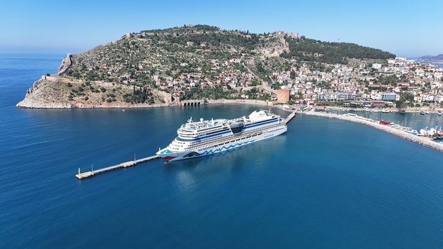Alanya'ya lüks kruvaziyer ile 2 bin turist geldi