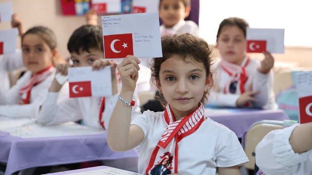 Minik eller yiğit yürekler için mektup yazdı, yigitlerin cevabı gecikmedi
Mektup yazmayı öğrenin minik öğrenciler ilk meptuplarını kahraman askerlerimize yazdı, askerlerimizin cevabı ise gecikmedi