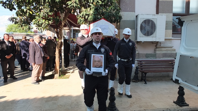 Burhaniye'de emekli müdür törenle toprağa verildi