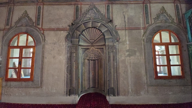 Sosyal medyada gündeme gelmişti, tarihi mihrabına çakılan floresan lamba söküldü