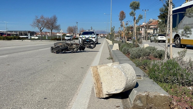 Otomobille çarpışan motosiklet karşı şeride sürüklendi: 1 yaralı