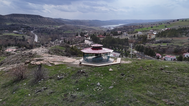 Hakim tepedeki türbesinde ziyaretçilerini ağırlıyor
Anadolu'nun manevi önderlerinden  Ahmed-i Turan Gazi türbesi, birlikte şehit düştüklerine inanılan Abdulhahap Gazi gibi başka bir hakim tepede ziyaretçilerini ağırlıyor