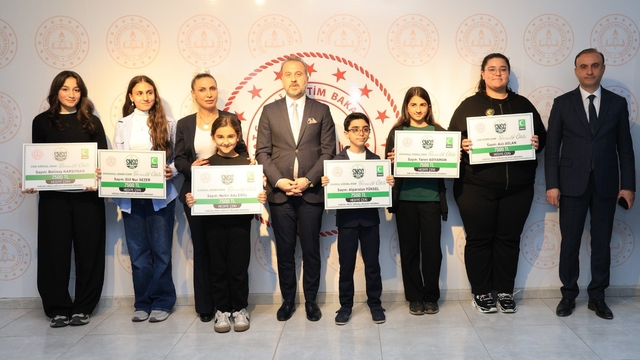 Elazığ'da 'Bağımlılık' temalı yarışmada ödüller verildi