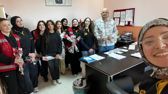 Sinop'ta öğrencilerden öğretmenlere çiçek