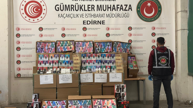 Kapıkule'de TIR'da 10 bin 400 elektronik sigara ve kaçak eşya ele geçirildi