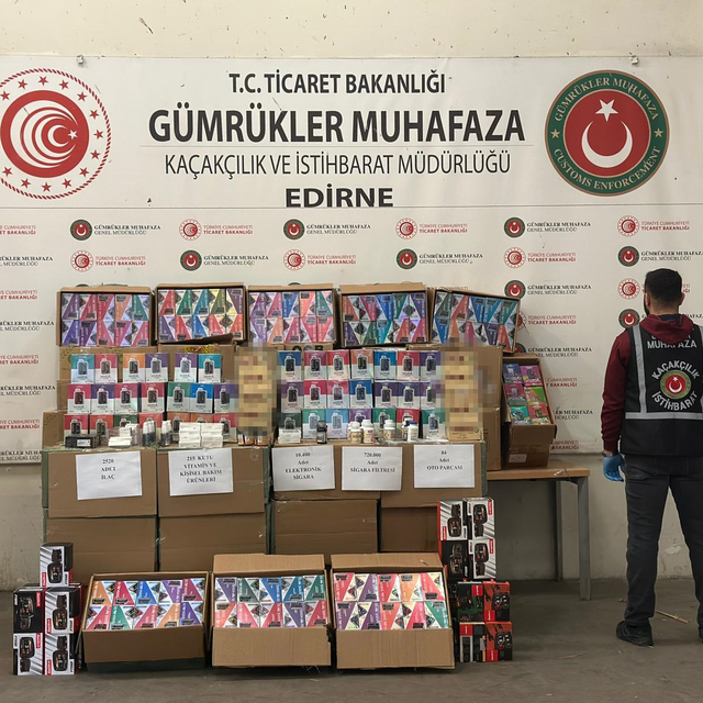 Kapıkule'de TIR'da 10 bin 400 elektronik sigara ve kaçak eşya ele geçirildi