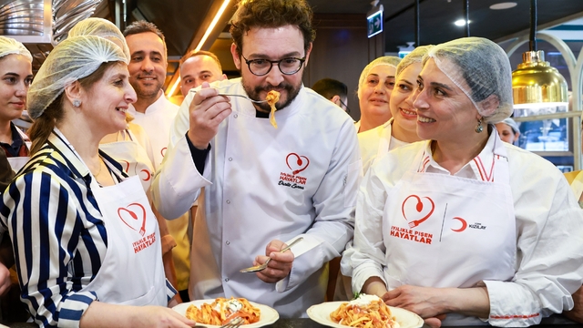 Ünlü şef Danilo Zanna depremzede kadınlarla aynı mutfakta buluştu
