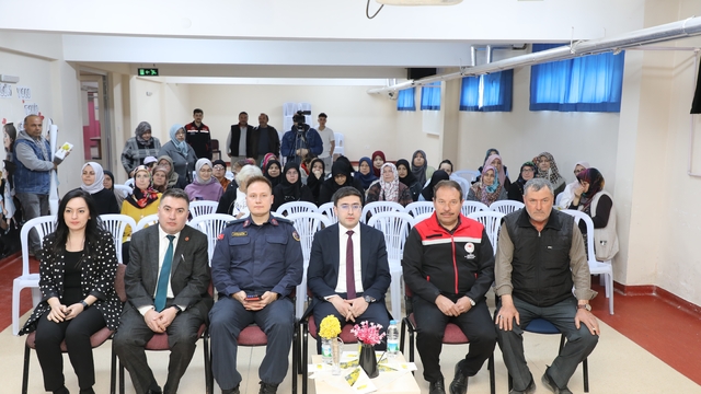 Eskişehir'de altın otu yetişecek
Beş kadın çiftçiye toplam 8 bin 200 adet altın otu fidesi dağıtılacak
