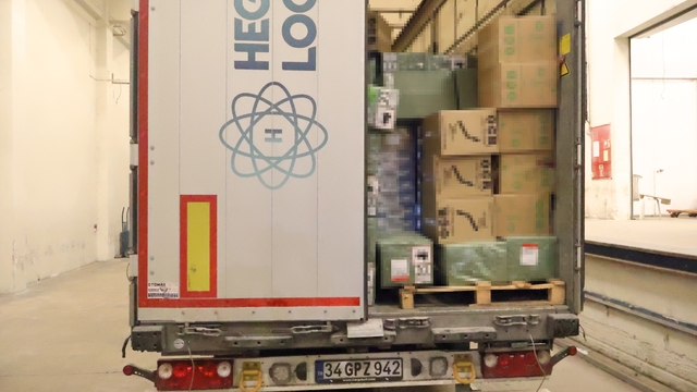 Kapıkule'de milyonluk kaçak eşya operasyonu: 10 bin 400 adet elektronik sigara yakalandı
Operasyonda 10 bin 400 adet elektronik sigara, 720 bin adet sigara filtresi, 84 adet oto yedek parça, 215 kutu vitamin ve kişisel bakım ürünü ile 2 bin 520 adet ilaç ele geçirildi