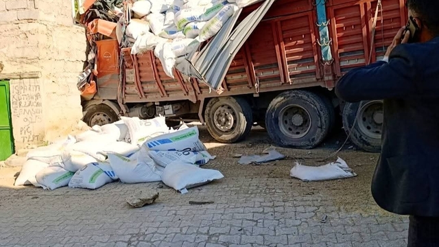 Duvara çarpan kamyonun sürücüsü hava ambulansıyla hastaneye yetiştirildi