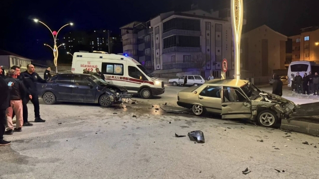 Emet'te iki araç çarpıştı: 2 yaralı