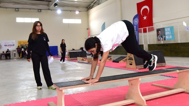 Osmaniye'de okul sporları cimnastik müsabakası yapıldı