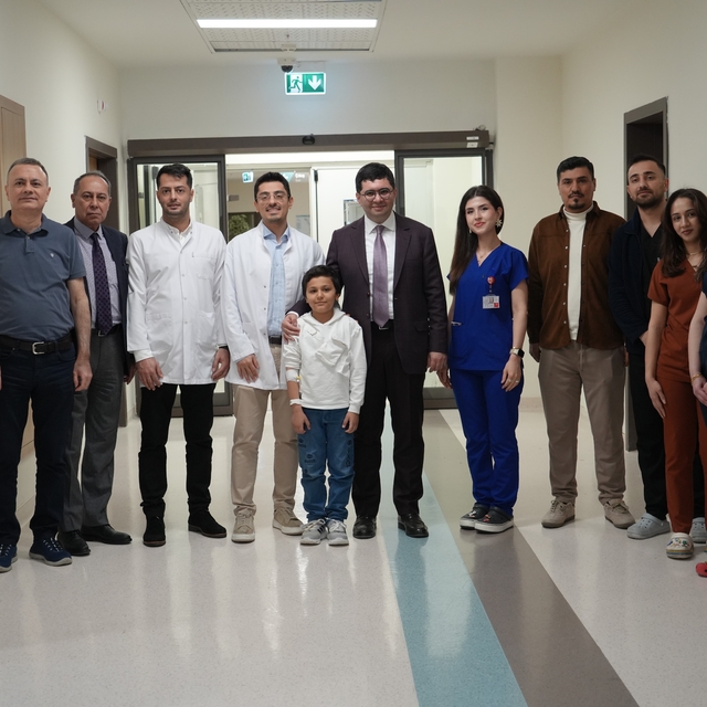 Başparmağında ileri derece hareket kısıtlılığı olan çocuk, operasyonla sağl...