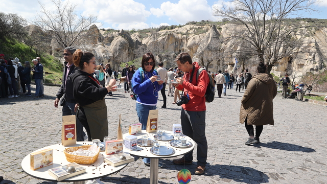 Kapadokya'da turistlere Türk kahvesi ile lokum ikram edildi