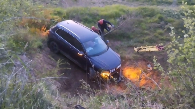 Yoldan çıkan otomobilin sürücüsü, tarlaya uçtu
