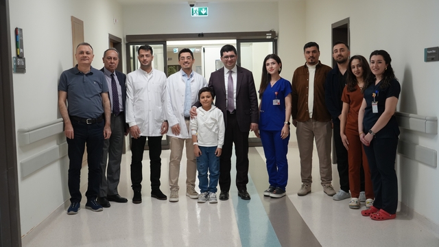 Başparmağında ileri derece hareket kısıtlılığı olan çocuk, operasyonla sağlığına kavuştu
Operasyon 6 saat sürdü, kasık bölgesinden alınan serbest doku ile sağlığına kavuştu
Sevincini hastane koridorlarında koşarak yaşadı