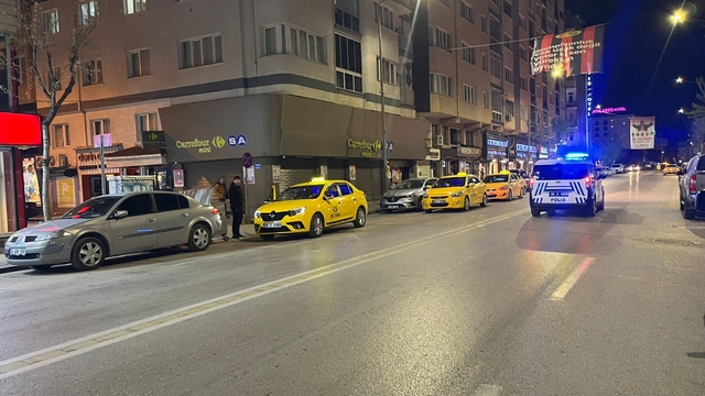 'Yan bakma' kavgasında bıçaklanan 1 kişi ağrı yaralandı