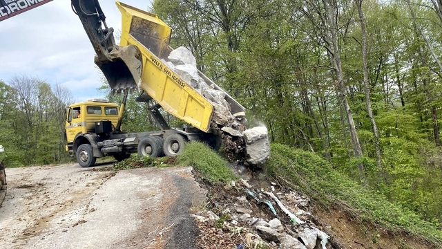 Yenitepe'de heyelan alarmı, stabilizasyon çalışmaları başlatıldı
