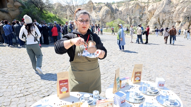 Kapadokya'da turistlere Türk kahvesi ve lokum ikramı