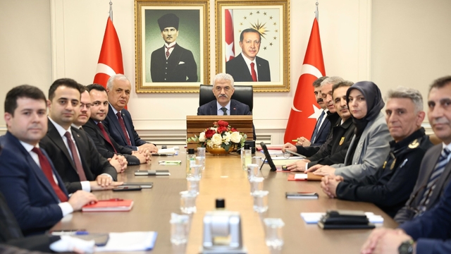Düzce'de eğitim ve güvenlik zirvesi
Okulların güvenliği tüm yönleriyle ele alındı