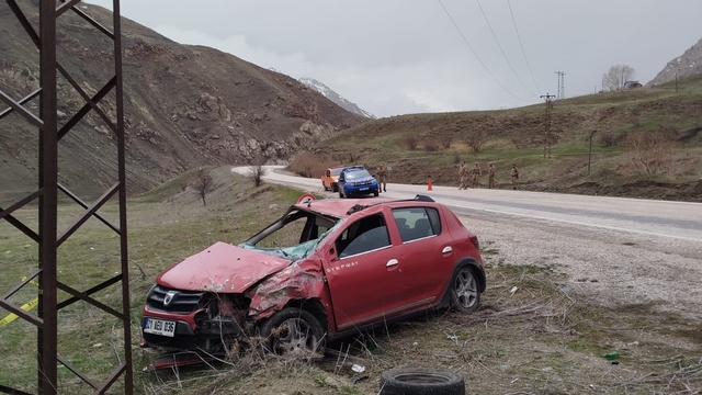 Hakkari'de elektrik direğine çarpan otomobildeki 1 kişi öldü, 1 kişi yaralandı