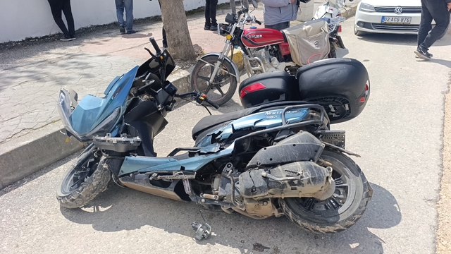 Otomobille çarpışan motosiklet sürücüsü ağır yaralandı