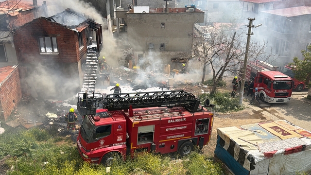 Edremit'te korkutan çöp ev yangını
İtfaiye ekipleri zehirli gazla mücadele etti