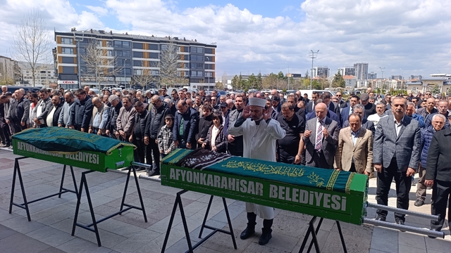 Üst kat komşularının katlettiği çift toprağa verildi