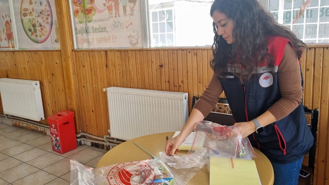 Eskişehir'de süt ve süt ürünlerine sıkı denetim
Ekiplerin aldığı numuneler detaylı analiz edilmek üzere Bakanlığa bağlı laboratuvarlara gönderiliyor