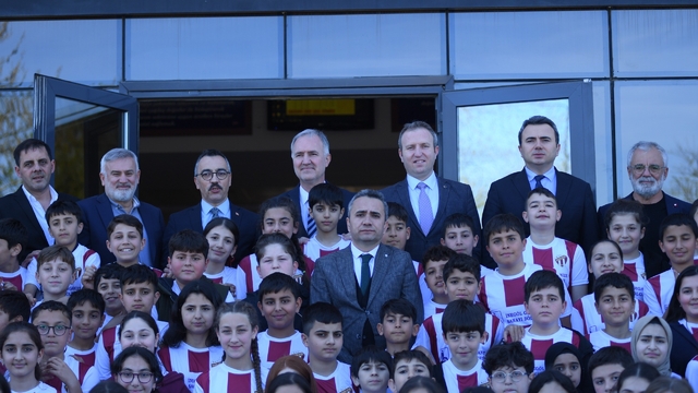 OSB Ortaokulunda bin 100 öğrenciye İnegölspor forması dağıtıldı