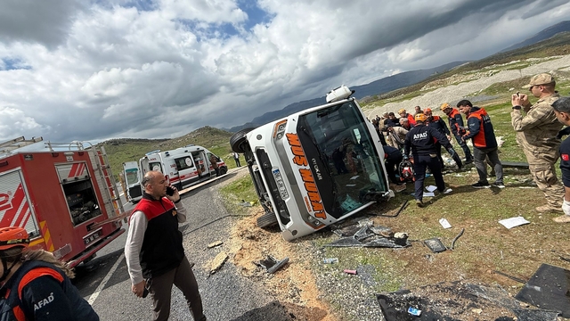 Diyarbakır'da yolcu otobüsü devrildi: 1 ölü, 13 yaralı