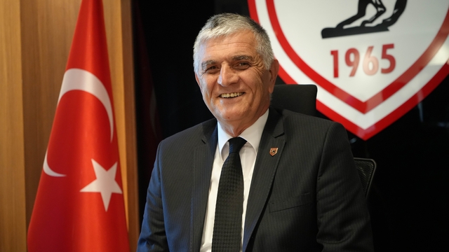 Çakır: "Trabzonspor'u elersek Avrupa'ya gitmek için 2 maçımız kalıyor"
Samsunspor Basın Sözcüsü ve İcra Kurulu Üyesi Suat Çakır:
"Hocamıza dokunma nedeniyle 3 maç ceza verdiler"
"Lig 5.'liğini son maça kadar kovalayacağız"
"Samsunspor bu sezon başarılıdır"
"Son Trabzonspor maçında korkak oynadık, bu sefer farklı olacak"
"Beşiktaş ve diğer takımların Avrupa'da 5 senede kazandırdığı ülke puanını 1 sezonda kazandık"