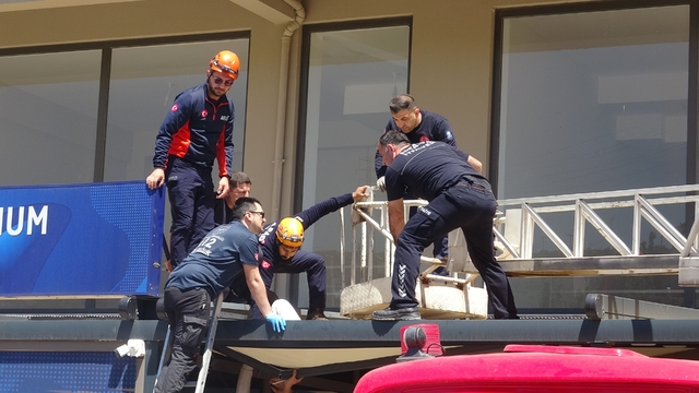 Antalya'da 4. kattan tente üzerine düşen genç adam için seferber oldular
Zemin kattaki iş yerinin tentesine düşüp yaralanan genç, ekipler ve vatandaşların ortak çalışması ile kurtarılarak hastaneye kaldırıldı