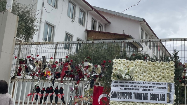Samsunspor Taraftar Grupları, Ayser Çalık Ortaokulu'na çelenk bıraktı