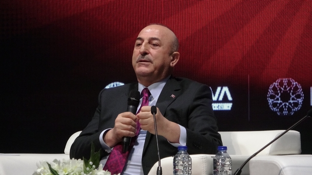 Mevlüt Çavuşoğlu, "Müslüman ülkelere karşı kurulan ittifaklara biz de boş durmuyoruz"
Eski Dışişleri Bakanı Antalya Milletvekili Mevlüt Çavuşoğlu Isparta'da üniversite öğrencileri ile bir araya geldi