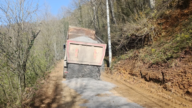 Bekiroğlu Köyü'nde kilit parke çalışmaları sürüyor