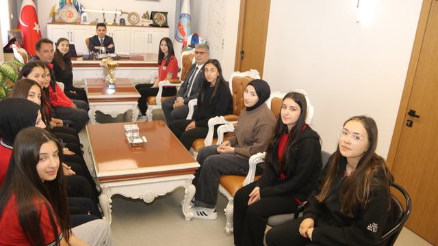 Şampiyon voleybolculardan Kaymakam Kartal'a ziyaret