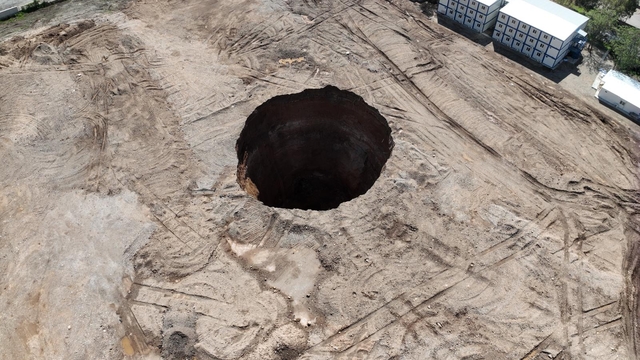Hatay'da 35 metre çapında obruk oluştu