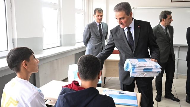 Erzurum Valisi Baruş, öğrencilere Süper Lig'e yükselen Erzurumspor'un formasını dağıttı