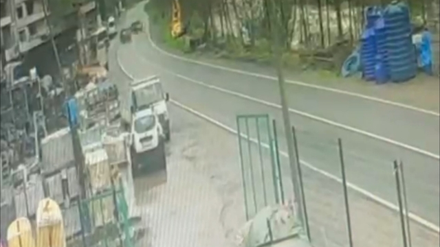 2 hata 1 kaza
Rize'de sollamanın yasak olduğu bölümde sollamaya çıkan araç sinyal vermeden dönen araç nedeniyle yol kenarındaki demir direğe çarptı