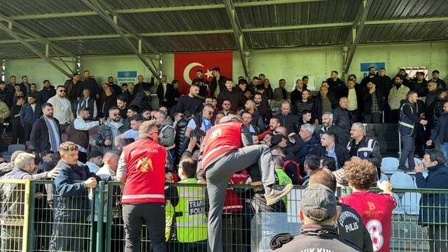 Trabzon 1. Amatör Küme Play-Off maçı sonrası tribünde kavga
Araklı 1961 - Faroz Yalıspor maçı sonrası tribünde yaşanan kavgaya polis ekipleri müdahale etti