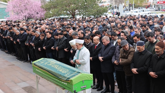 Eğitim camiasını yasa boğan veda
Erzincan'da okul müdürü son yolculuğuna uğurlandı