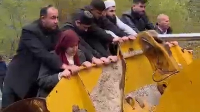 Sel yol vermeyince cenaze iş makinesiyle taşındı