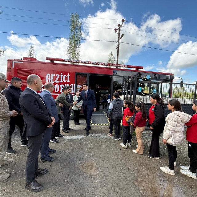 Iğdır'ın Cennetabat köyünde gezici kütüphane öğrencilerle buluştu