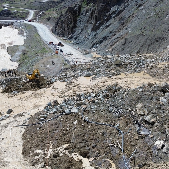 Heyelanın kapattığı Hakkari-Van kara yolunda ulaşım tamamen durdu