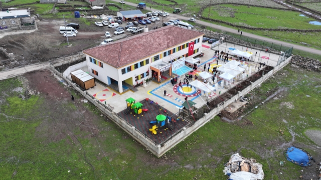 Diyarbakır'da hayırseverler tarafından yaptırılan okulun açılışı gerçekleştirildi
